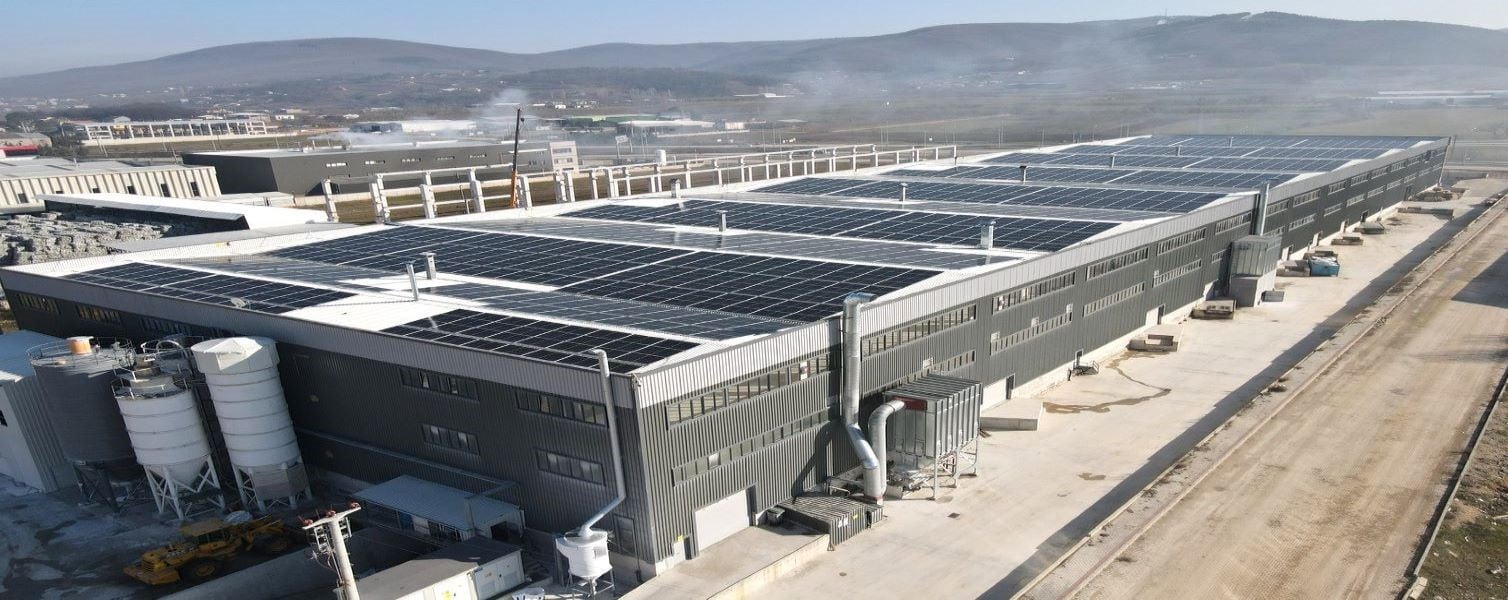Çatısında güneş panelleri bulunan fabrika binası