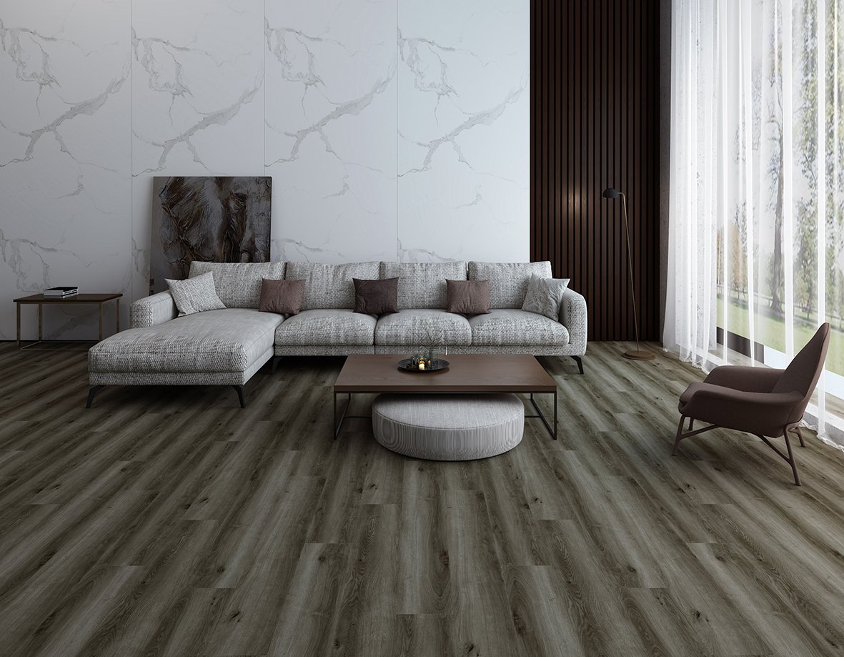 صورة داخلية لمجموعة Kermit Elite P-219 تُظهر أرضية بمظهر خشبي داكن بجانب أريكة رمادية وجدران بتشطيب فاتح